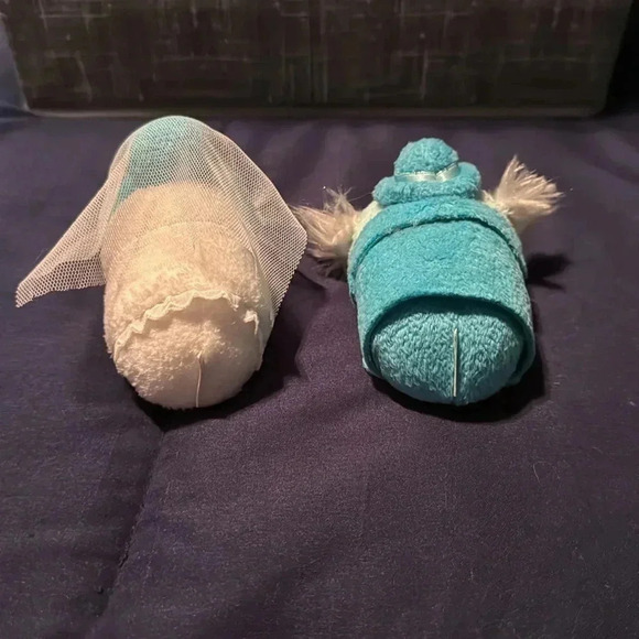 EXCLUSIVE DISNEY PARKS HAUNTED MANSION MINI TSUM TSUMS: The Bride & Ghost Ezra - Picture 2 of 5